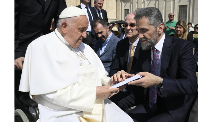 Dr. Recep Şentürk meets Pope Francis. © Vatican Media