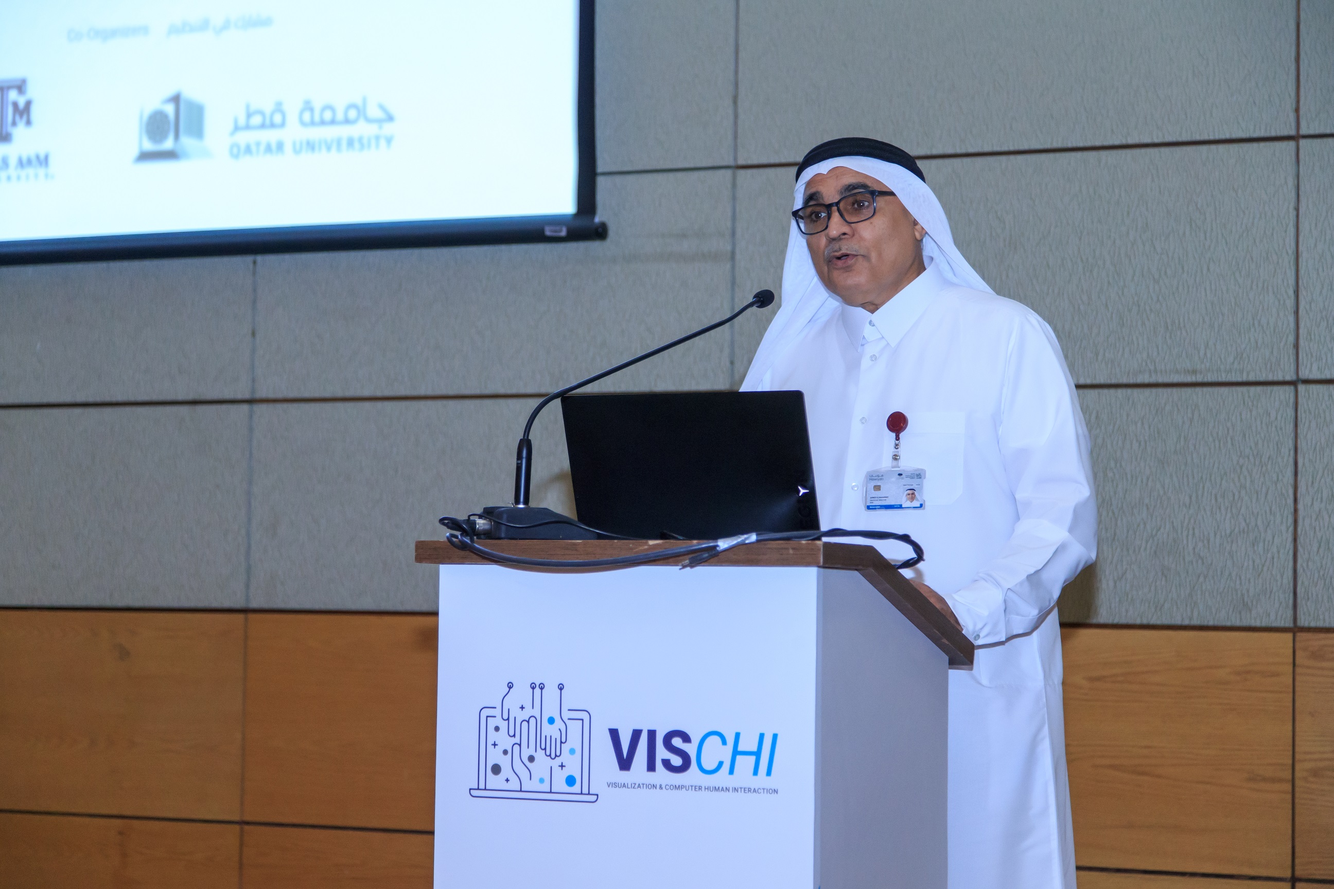 الدكتور أحمد المقرمد، المدير التنفيذي لمعهد قطر لبحوث الحوسبة، وهو جزء من جامعة حمد بن خليفة، خلال المؤتمر.