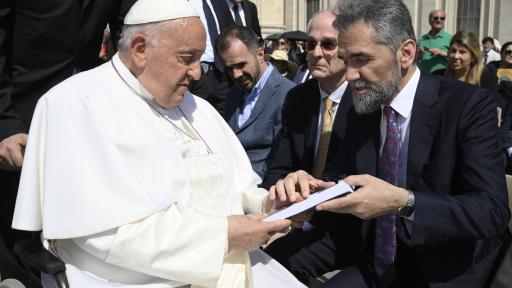 Dr. Recep Şentürk meets Pope Francis. © Vatican Media
