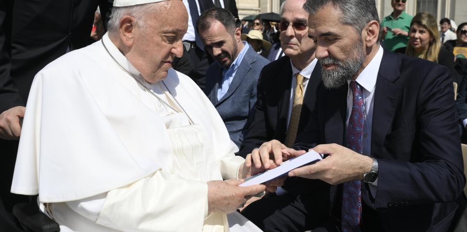 Dr. Recep Şentürk meets Pope Francis. © Vatican Media
