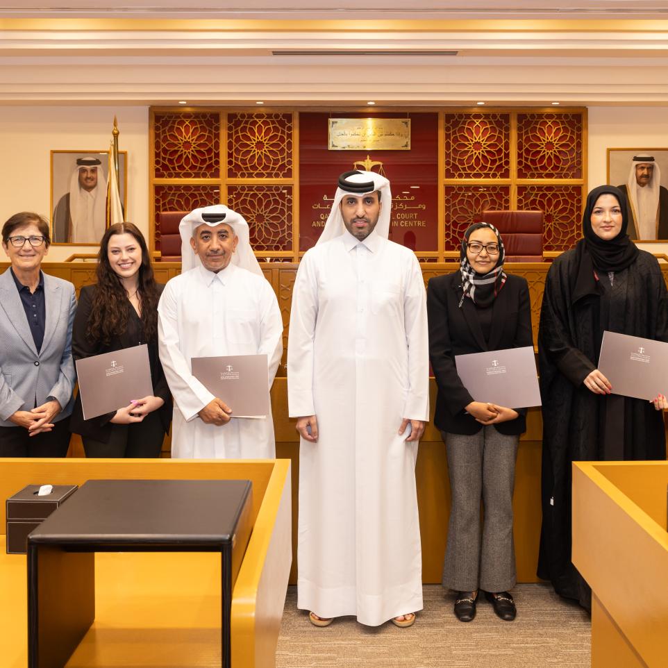 محكمة قطر الدولية ومركز تسوية المنازعات تكرّم طلاب كلية...